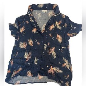 Gentle Fawn pajama set. Shirt and shorts in navy with a feathery pattern. Sz XS
